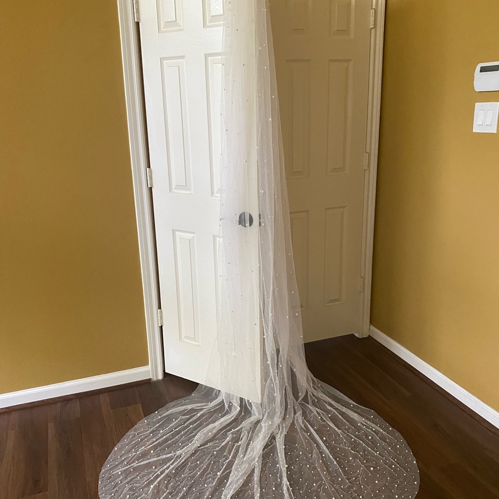 Milla Nova wedding dress with free a Vail. Off white color. - Picture 5 of 5